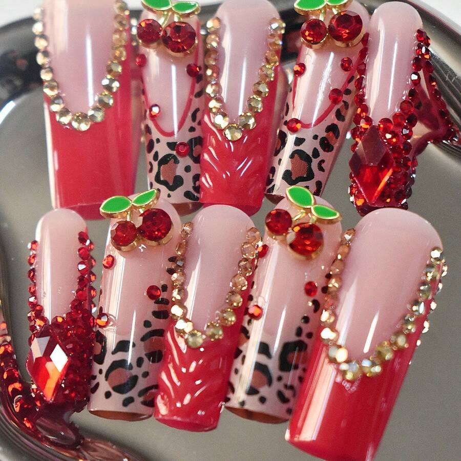 10 Stück lange quadratische Press-On Nägel, Nude-Basis mit roten 3D-Kirschen, Leopardenmuster & Strass-Akzenten, süßes Y2K-Frucht-Stil tragbares Nagelset für Frauen, wiederverwendbare handgefertigte Press-On Nägel - Rot - Übersicht 1