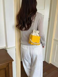 1 pieza Mini bolso bandolera de moda con cordón, de PU de unicolor con relieve a rayas y decoración de cadena de perlas, portátil, adecuado para el uso diario de las mujeres - Amarillo - Ver 4