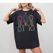 Tennis-Shirt von  ® Tennis-Liebhaber-Shirt, Tennis-Geschenk für Frauen, Sportmutter-T-Shirt, Tennis am Spieltag,  Sport-Shirt, Tennistrainer, Y2k - Schwarz - Übersicht 1
