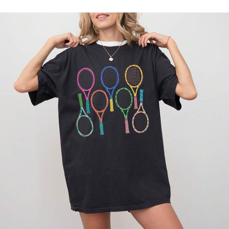 Tennis-Shirt von  ® Tennis-Liebhaber-Shirt, Tennis-Geschenk für Frauen, Sportmutter-T-Shirt, Tennis am Spieltag,  Sport-Shirt, Tennistrainer, Y2k - Schwarz - Übersicht 1