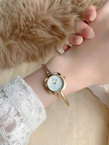 1 buah Gelang Jam Tangan Quartz Wanita Emas Persegi, Minimalis, Modis, Elegan, Cocok untuk Pemakaian Sehari-hari, Pilihan Terbaik untuk Hadiah Liburan - Emas - View 6