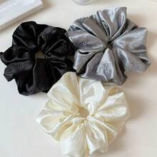 高級緞面髮圈，法式壓紋山茶花細節（隨機顏色）－高品質馬尾與髮髻髮飾 - 彩色 - 查看 3
