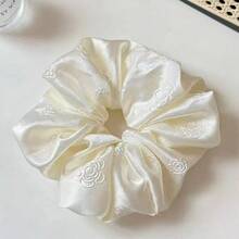 高級緞面髮圈，法式壓紋山茶花細節（隨機顏色）－高品質馬尾與髮髻髮飾 - 彩色 - 查看 11