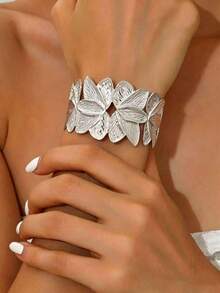 1pc 18K Gold Plated Gold & Silver Stainless Steel Petal Patchwork Bracelet, Fashion Versatile Casual Elegant Classic Chunky Jewelry, Suitable For Women, Friendship Gift, Romantic Gift, Holiday Gift, Daily Wear - Petal Patchwork Bracelet - View 7