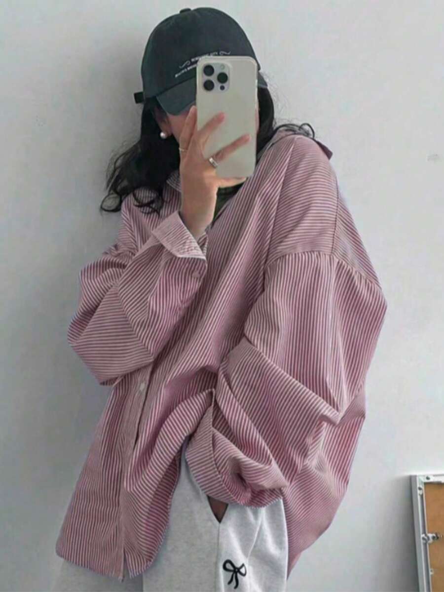 女款大尺碼條紋鈕扣開襟常規襯衫，長版落肩設計，梭織布料