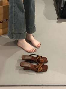 1雙女款棕色與黑色小貓跟扣飾露趾涼鞋，春夏豹紋舒適百搭高跟涼鞋，楔形跟 - 豹紋交叉 - 查看 5