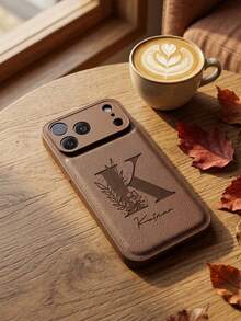 客製化雷射雕刻棕色人造皮革手機殼，相容 iPhone 13 14 15 16 17 Pro Max Plus Air 系列，個性化姓名縮寫花卉字母圖案雕刻，復古紋理防震保護殼，客製文字雕刻禮品手機殼，男女皆適用 - 棕色 - 查看 4
