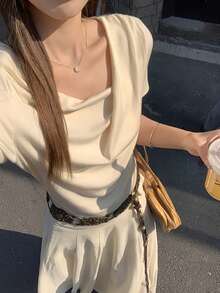 女款針織短袖純色上衣，不對稱抓皺胸前設計，標準版型，光滑透氣，秋季時尚單品，夏季適用 - 淺杏色 - 查看 12