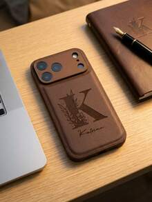 客製化雷射雕刻棕色人造皮革手機殼，相容 iPhone 13 14 15 16 17 Pro Max Plus Air 系列，個性化姓名縮寫花卉字母圖案雕刻，復古紋理防震保護殼，客製文字雕刻禮品手機殼，男女皆適用 - 棕色 - 查看 3