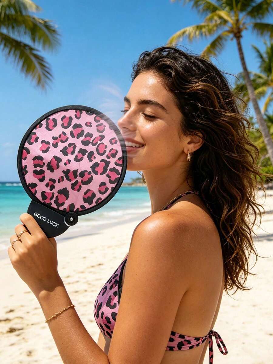 Vigour Summer 豹紋自拍反光摺扇－結合冷卻與照明功能的 2 合 1 多功能產品。自拍反光板、摺扇、便攜式風扇、手持風扇，便攜摺疊設計，印有時尚豹紋圖案，內建反光面，支持多角度調節；輕巧省空間。既能提供涼爽微風，也能利用反光面增強自然光效果