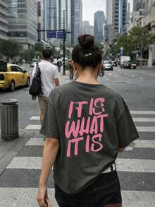 女款大尺碼休閒T恤 | 「It Is What It Is」字母印花，休閒圓領短袖，女款T恤，大尺碼夏季服飾 - 深灰色 - 查看 8