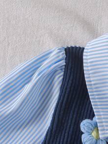 Completo da ragazza in 3 pezzi stile preppy, camicia finta 2 pezzi a righe blu e bianche con maniche a palloncino, gilet lavorato a maglia blu navy con fiori 3D + pantaloni lunghi a zampa coordinati, abbinato a un carino basco, stile preppy dolce e fresco, outfit casual versatile ispirato alla moda coreana per l'uso quotidiano delle ragazze - Blu - Visualizzare 4