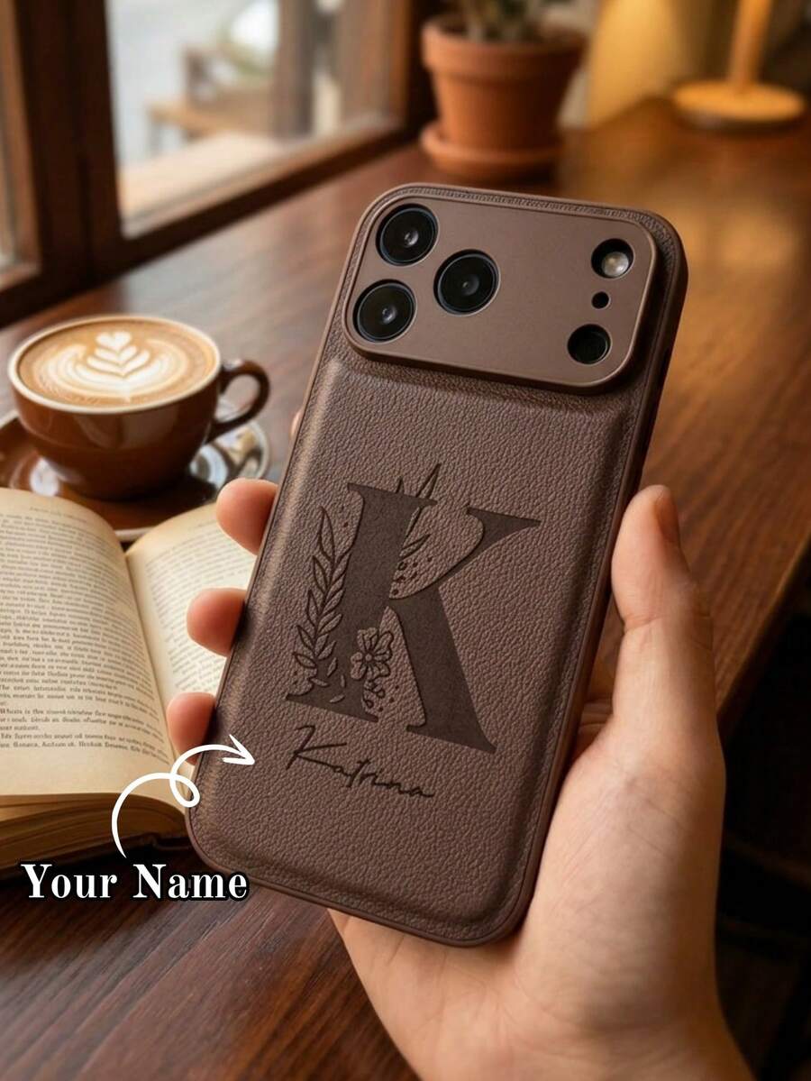 客製化雷射雕刻棕色人造皮革手機殼，相容 iPhone 13 14 15 16 17 Pro Max Plus Air 系列，個性化姓名縮寫花卉字母圖案雕刻，復古紋理防震保護殼，客製文字雕刻禮品手機殼，男女皆適用
