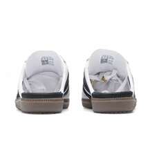 adidas Originals SAMBA OG sandal selop unisex yang stylish, serbaguna, dan nyaman dengan logo Trefoil dan desain blok warna. - Putih - View 7