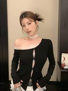 Kaos Hitam Model Pas Badan dengan Patchwork Renda dan Bahu Asimetris, Gaya Musim Semi yang Seksi - Hitam - View 4