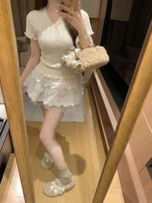 女士纯蕾丝V领短袖针织上衣，夏季精致镂空罗纹修身短款衬衫，娇小身材显瘦荷叶边下摆半扣T恤 - 杏色 - 查看 2