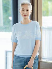 女款時尚藍色花卉針織T恤，柔軟短袖針織上衣，適合萬聖節、感恩節、聖誕節假期穿搭 - 淺藍色 - 查看 3