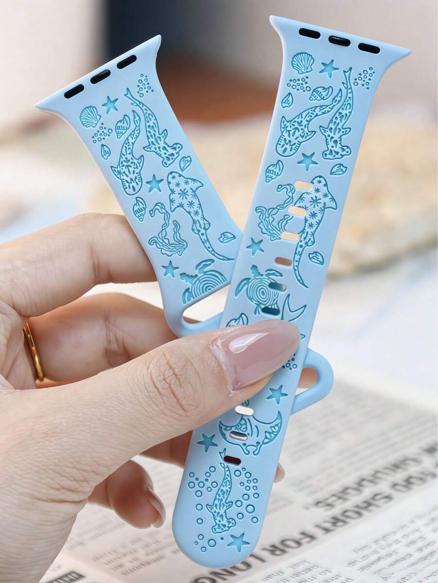 1件女款海洋風小眾時尚配件,海洋生物雕刻軟矽膠運動替換錶帶,兼容 38/40/41/42/44/45/46/49mm 所有尺寸 (S10/11 42mm/46mm),兼容 Ultra2/Ultra/SE2/SE、1~10 系列與 Apple Watch11,適合日常通勤與度假穿搭 - 冰藍+水藍 - 查看 1