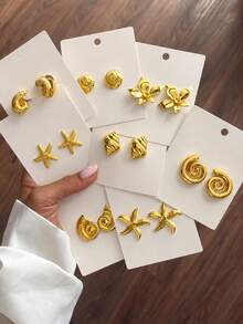 Juego de 2/10 piezas de pendientes de botón dorados con diseño minimalista elegante de flor, estrella de mar y concha para mujer, versátiles para uso diario, verano, playa, vacaciones, citas, fiestas, días festivos y regalo de cumpleaños - Amarillo Oro - Ver 1