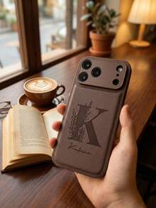 客製化雷射雕刻棕色人造皮革手機殼，相容 iPhone 13 14 15 16 17 Pro Max Plus Air 系列，個性化姓名縮寫花卉字母圖案雕刻，復古紋理防震保護殼，客製文字雕刻禮品手機殼，男女皆適用 - 棕色 - 查看 8