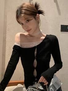 Kaos Hitam Model Pas Badan dengan Patchwork Renda dan Bahu Asimetris, Gaya Musim Semi yang Seksi - Hitam - View 5