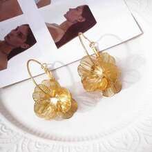 TUANZISP 1 Pair Women's Gold Floral Pendant Hoop Earrings, Stylish Unique Loop Dangle Earrings, Gold Flower Jewelry Gift - Gold - View 4