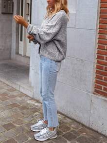 Sylvia 女款秋冬純色極簡基礎款鈕扣圓領修身寬鬆針織開襟衫，溫柔日常通勤 - 淺灰色 - 查看 5