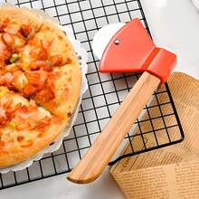 Ein Pizzamesser aus Edelstahl mit Holzgriff, ein beilmöbelförmiges Pizzamesser, ein Pizzamesser zum Backen, ein rundes Kuchenmesser, ein Lebensmittelteiler und Küchenutensilien. - Axt - Übersicht 1