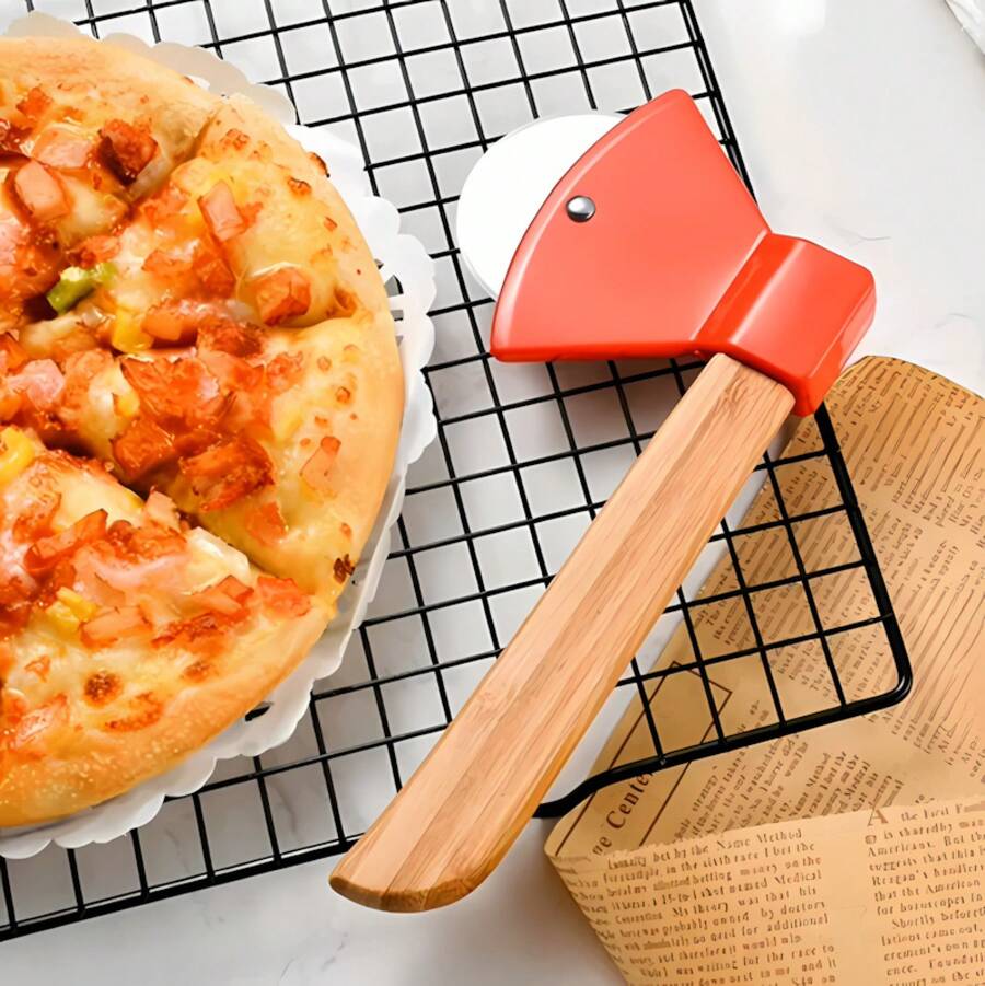 Ein Pizzamesser aus Edelstahl mit Holzgriff, ein beilmöbelförmiges Pizzamesser, ein Pizzamesser zum Backen, ein rundes Kuchenmesser, ein Lebensmittelteiler und Küchenutensilien. - Axt - Übersicht 1