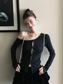 Kaos Hitam Model Pas Badan dengan Patchwork Renda dan Bahu Asimetris, Gaya Musim Semi yang Seksi - Hitam - View 2
