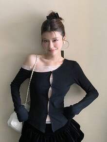 Kaos Hitam Model Pas Badan dengan Patchwork Renda dan Bahu Asimetris, Gaya Musim Semi yang Seksi - Hitam - View 6