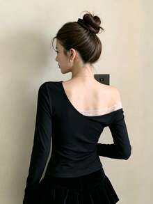 Kaos Hitam Model Pas Badan dengan Patchwork Renda dan Bahu Asimetris, Gaya Musim Semi yang Seksi - Hitam - View 10