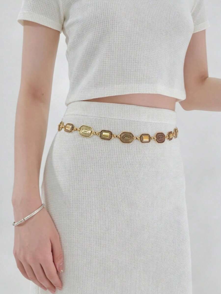 Cette chaîne de taille pour femme est une ceinture métallique de style vintage avec une ambiance bohème de villégiature. À porter avec un denim de style western - Doré - Voir 1