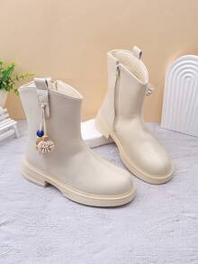 1 Pair Cream White Girls' Wooden Bead & Pom Pom Decor Matte PU Thickened Thermal Lined Non-Slip Thick Sole Round Toe Side Zipper Mid-Calf Fashion Boots, Gentle Mori Style, Suitable For Autumn/Winter School, Vacation, Outings, Birthday Parties, 2026 New Children's Shoes - View 2