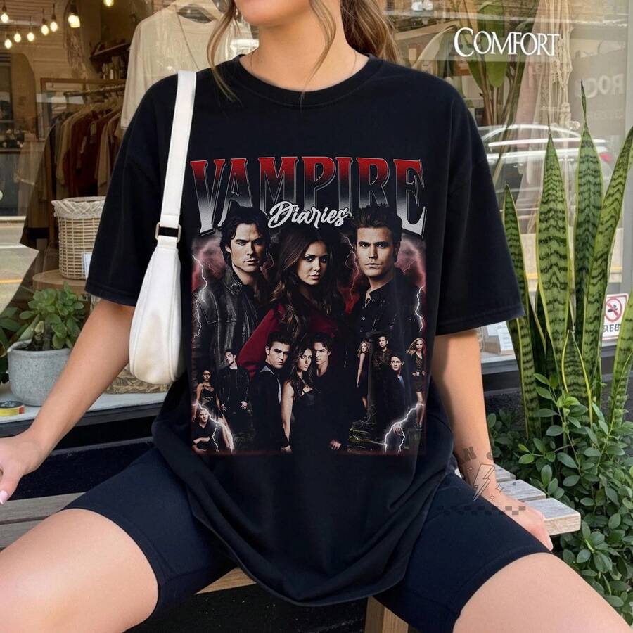 Mystic Falls Shirt Salvatore Brothers Bootleg Tee 90er Jahre Vampir-Romanze Ästhetik TVD Geschenk Bootleg Grafik T-Shirt Retro Print - Schwarz - Übersicht 1