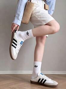 adidas Originals SAMBA OG sandal selop unisex yang stylish, serbaguna, dan nyaman dengan logo Trefoil dan desain blok warna. - Putih - View 1
