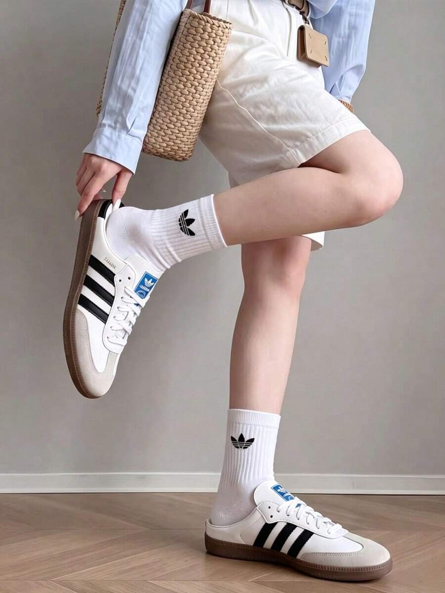 adidas Originals SAMBA OG sandal selop unisex yang stylish, serbaguna, dan nyaman dengan logo Trefoil dan desain blok warna. - Putih - View 1