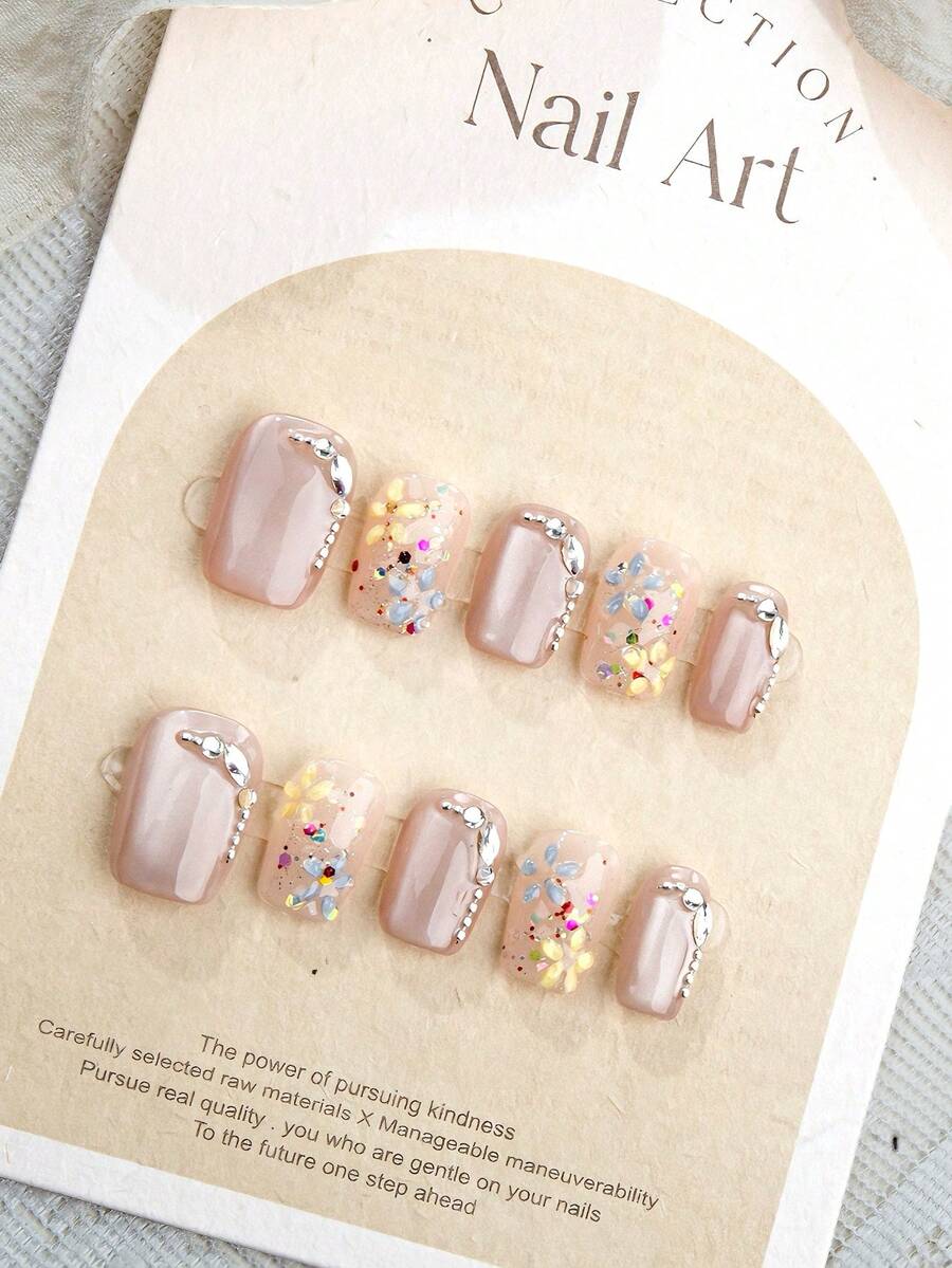 10 piezas de uñas postizas cuadradas con base nude translúcida, flores amarillas y azules pintadas a mano, dijes curvos plateados y pequeños acentos de strass, estilo fresco y elegante, uñas acrílicas press-on hechas a mano reutilizables con pegamento de gel, adhesivo y lima para mujeres