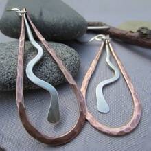 Pendientes colgantes con forma de gota de agua de doble color para mujer, diseño vintage de textura martillada hecha a mano, estilo bohemio - Dos colores - Ver 1