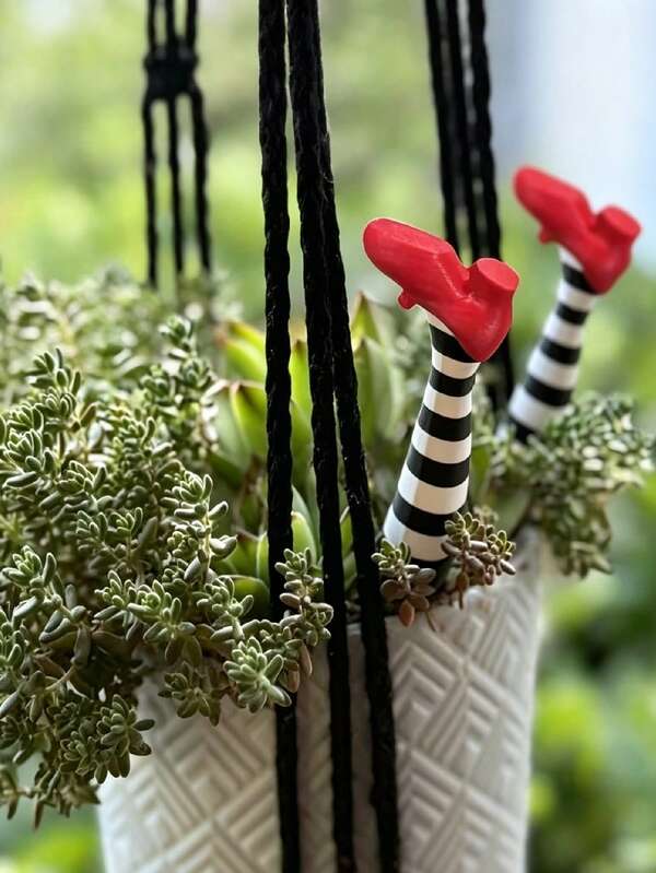1/2Pairs Witch Leg Planter Decor Set, Gothic Style Planter Fence Signs, Plastic Garden Decor, Suitable For Potted Plants, Lawn, Perfect Outdoor Easter Holiday Gift For Friends, Also Suitable For Halloween (Randomly Send Left And Right Legs), 1pc