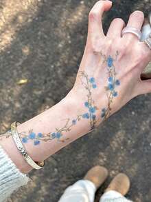1 pieza tatuaje temporal de muñeca con rosa pequeña en acuarela azul claro, patrón floral de enredadera rizada minimalista fresco y romántico, pegatinas de tatuaje falso envolvente a prueba de agua para muñeca, mano y espalda, decoración corporal suave y femenina para chicas - Multicolor - Ver 4