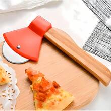 Ein Pizzamesser aus Edelstahl mit Holzgriff, ein beilmöbelförmiges Pizzamesser, ein Pizzamesser zum Backen, ein rundes Kuchenmesser, ein Lebensmittelteiler und Küchenutensilien. - Axt - Übersicht 3