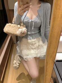 2026新款韓系溫柔休閒甜美兩件組 荷葉邊蕾絲拼接綁繩蝴蝶結針織細肩帶背心 + 針織長袖開襟外套套裝 - 女款層次穿搭套組 - 灰色 - 查看 2