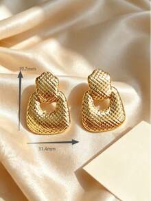 Y2K Vintage Heavy-Duty Niche Aura Stainless Steel Women's Stud Earrings, High-Gloss Gold 3D Embossed Design, Photogenic Accessory To Elevate Your Entire Outfit, Retro Style Back-To-School Outfit Transformation, Luxury Gift Box For New Students, Urban Short-Trip Outing Styling, Suitable For Campus, Street Vintage Dates, Retro Disco Parties, Niche Gift For Best Friends Or Girlfriends Who Love Hong Kong Style Elegant Accessories - Multicolor - View 2