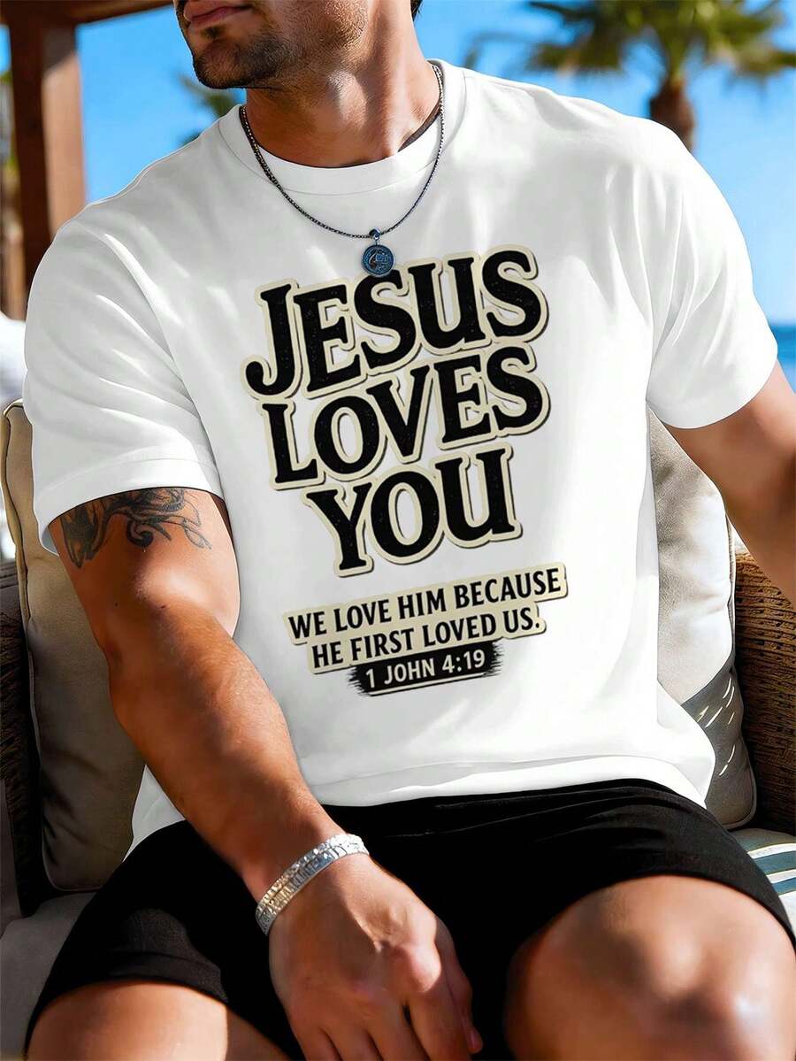 Maglietta Cristiana Da Uomo "Gesù Ti Ama", Realizzata In Tessuto Di Alta Qualità, Vestibilità Comoda E Rilassata, Casual E Con Stampa Grafica Unica. - White - View 1