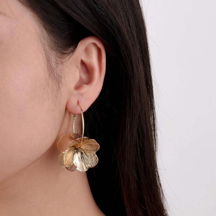 TUANZISP 1 Pair Women's Gold Floral Pendant Hoop Earrings, Stylish Unique Loop Dangle Earrings, Gold Flower Jewelry Gift - Gold - View 1