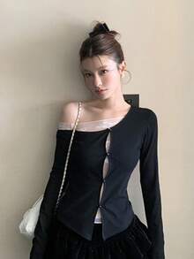 Kaos Hitam Model Pas Badan dengan Patchwork Renda dan Bahu Asimetris, Gaya Musim Semi yang Seksi - Hitam - View 3