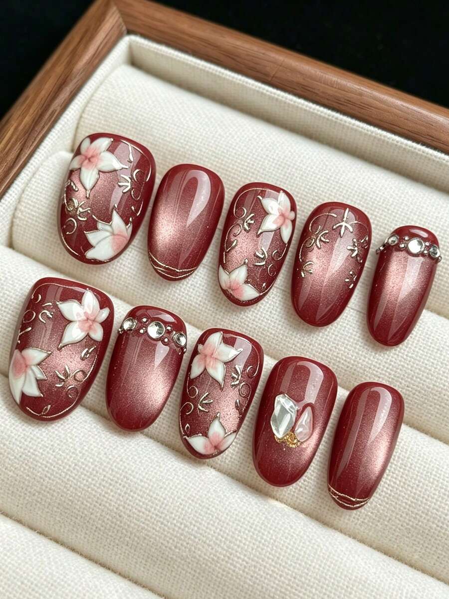 qihangxin 櫻桃紅 3D 花朵美甲，10 片手工穿戴式假指甲 短橢圓形，貓眼紅配白色 3D 浮雕花朵與水鑽細節，復古華麗美甲，適合新年、婚禮及秋冬派對，老錢風優雅美甲 + 免費工具組