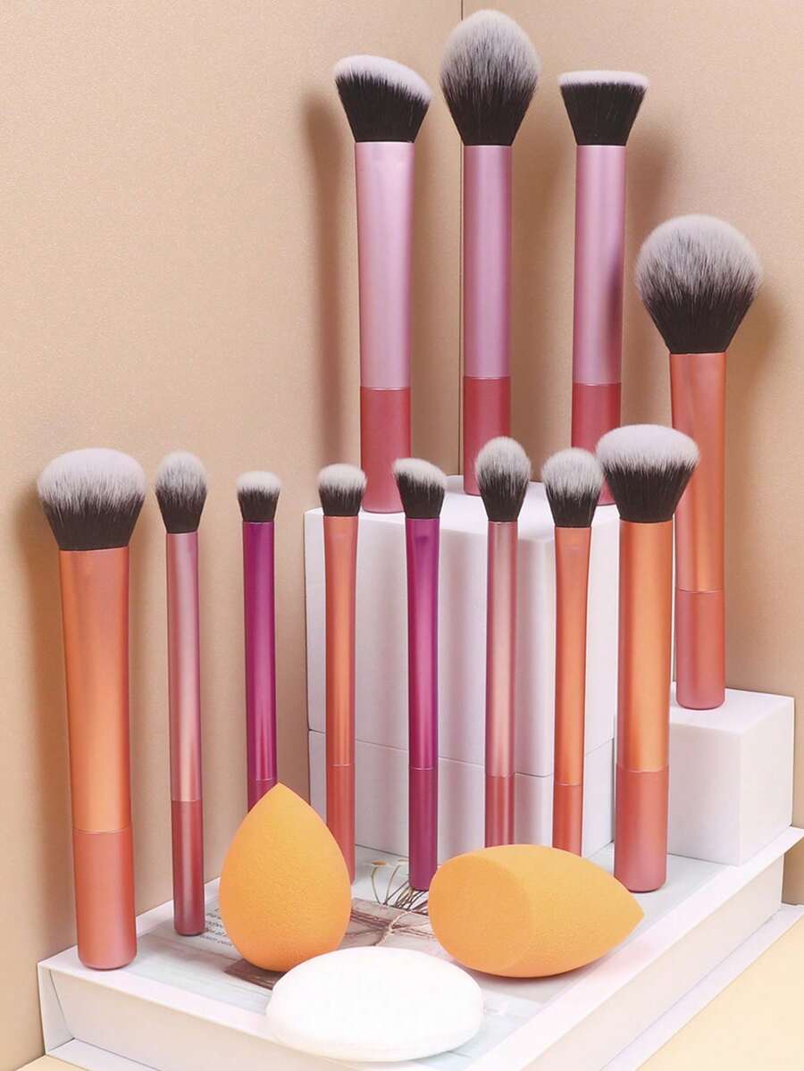 4件組多功能全妝刷具套組，含散粉刷、腮紅刷、底妝刷、眼影刷、暈染刷、修容刷（隨機款式）