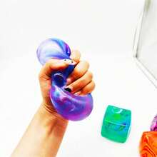1PC Random Color Fluid Aurora Gradient Cube Squishy Toy, Slow Rising Creamy Soft Malleable Square Block, Iridescent Swirl Visual Sensory Stress Relief Fidget, Quiet Portable Pocket Handheld Toy Suitable For Office Desk & Student Classroom, - 彩色 - 查看 3